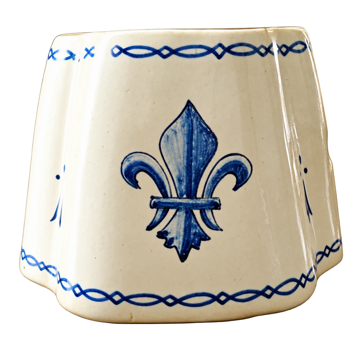 Un abat-jour crème orné d'une fleur de lys bleue au centre et de frises bleues sur les bords, photographié sur fond blanc.