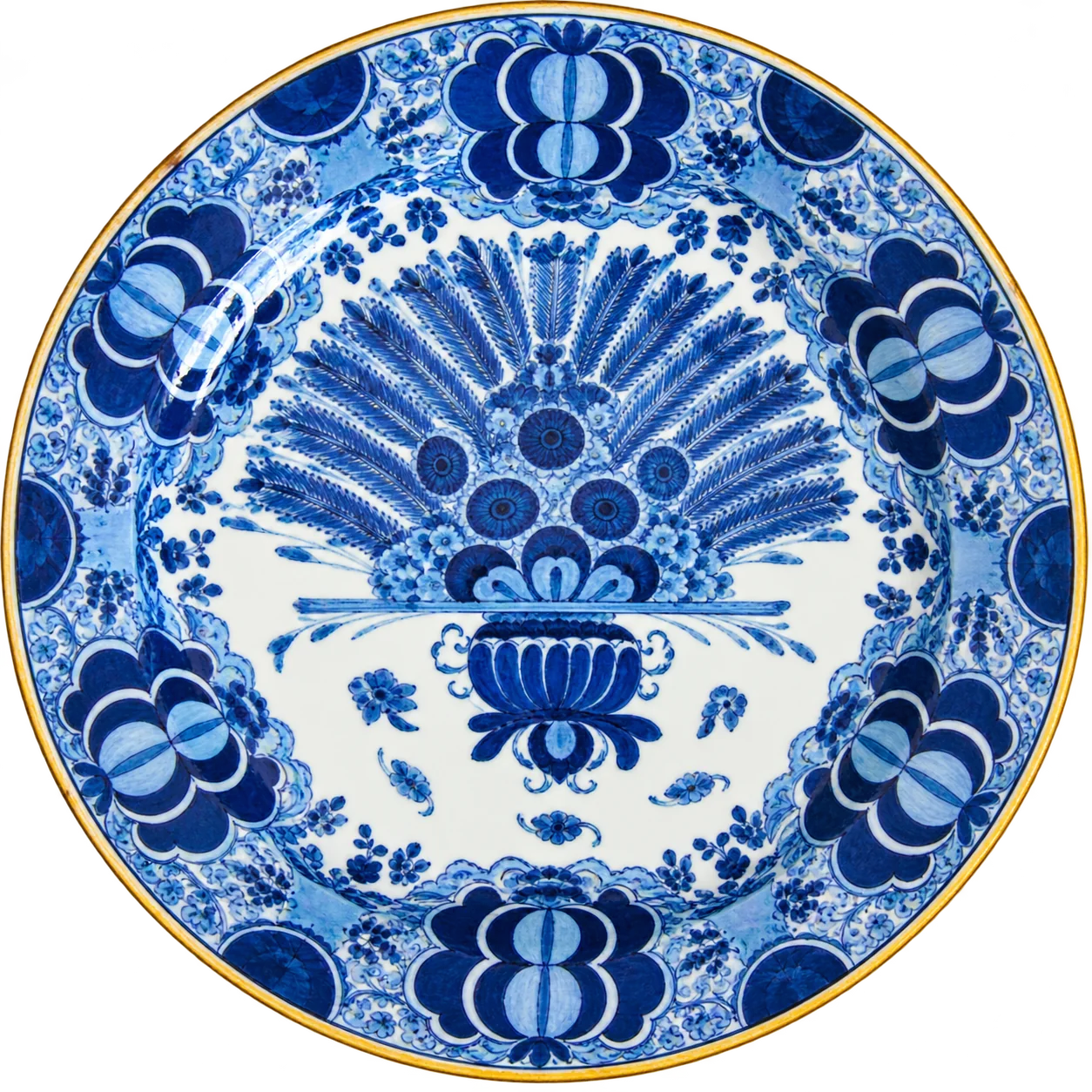 Assiette ancienne en faïence à décor bleu et blanc représentant un paon stylisé avec des motifs floraux sur le bord, photographiée sur fond uni.