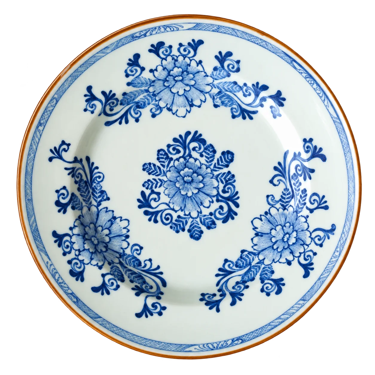 Assiette ancienne en faïence blanche ornée de motifs floraux bleus et d'un bord brun, photographiée de dessus sur fond blanc.