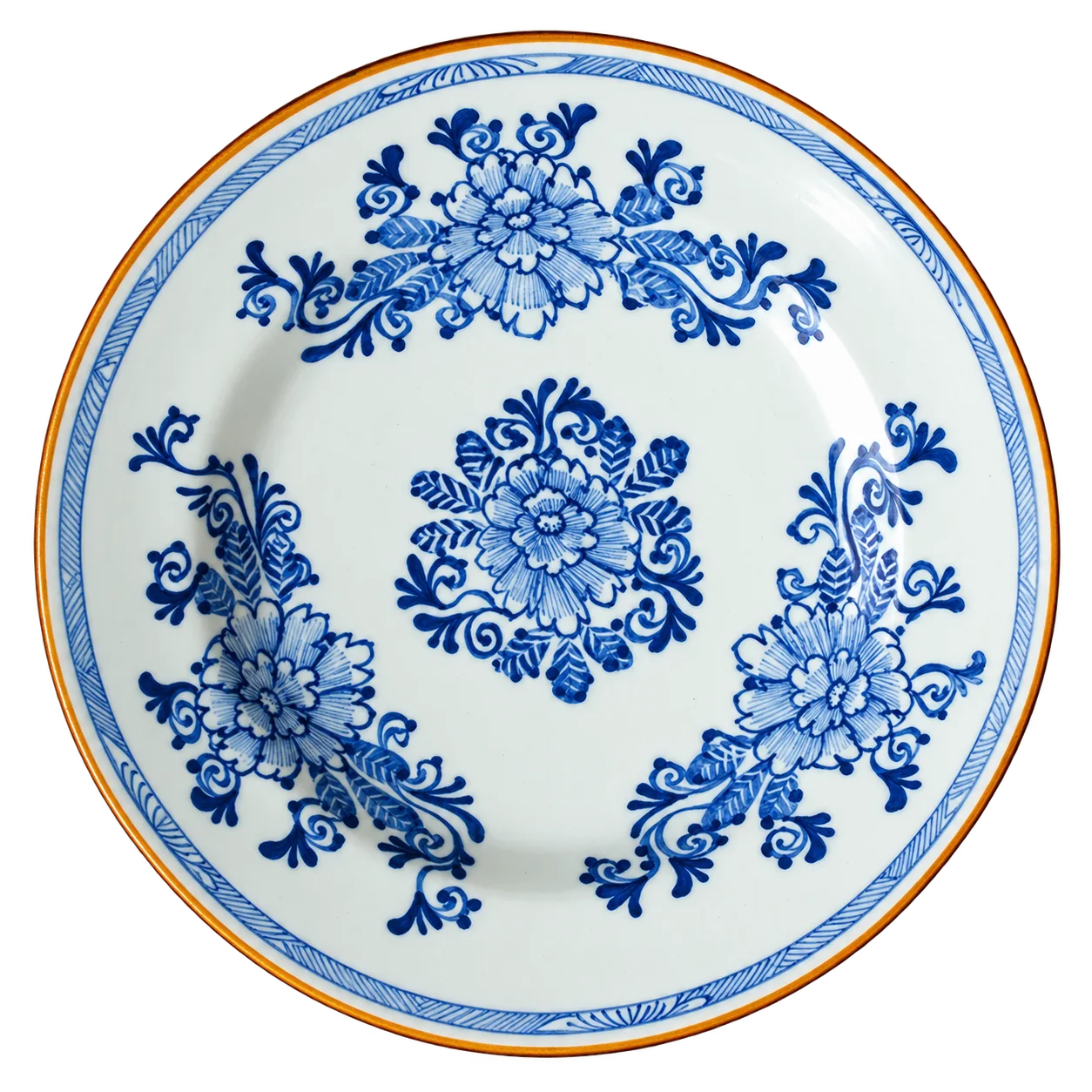 Assiette ancienne en faïence blanche ornée de fleurs bleues peintes à la main, avec un bord brun doré.