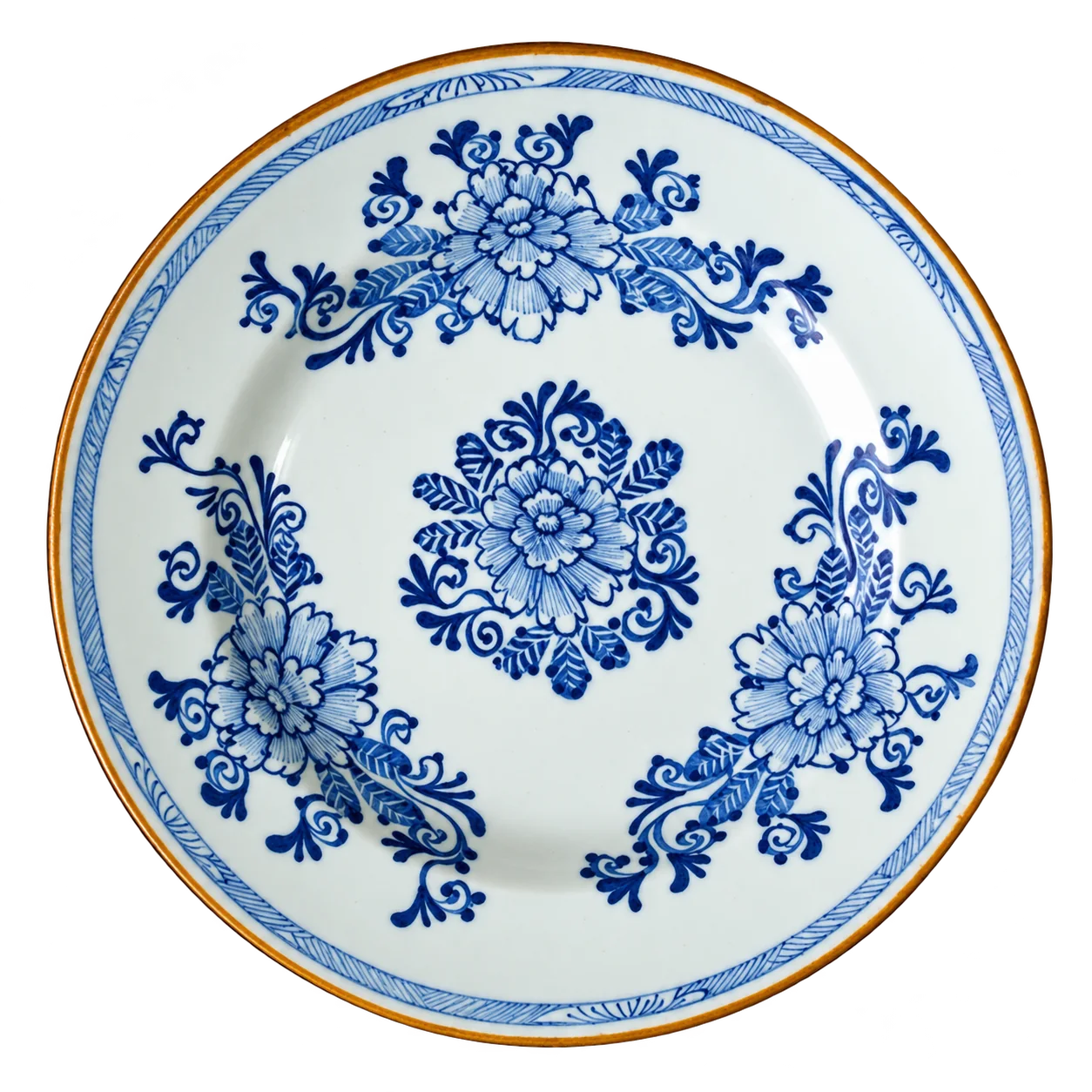 Assiette ancienne en faïence blanche à motifs de fleurs bleues, au bord orné d'un liseré brun doré, photographiée sur fond blanc.