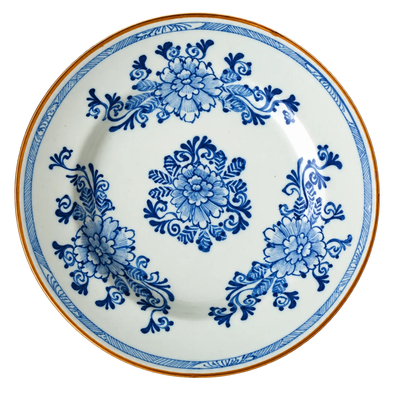 Assiette ancienne en porcelaine blanche ornée de fleurs bleues stylisées et d'un liseré brun sur le bord, photographiée sur fond blanc.