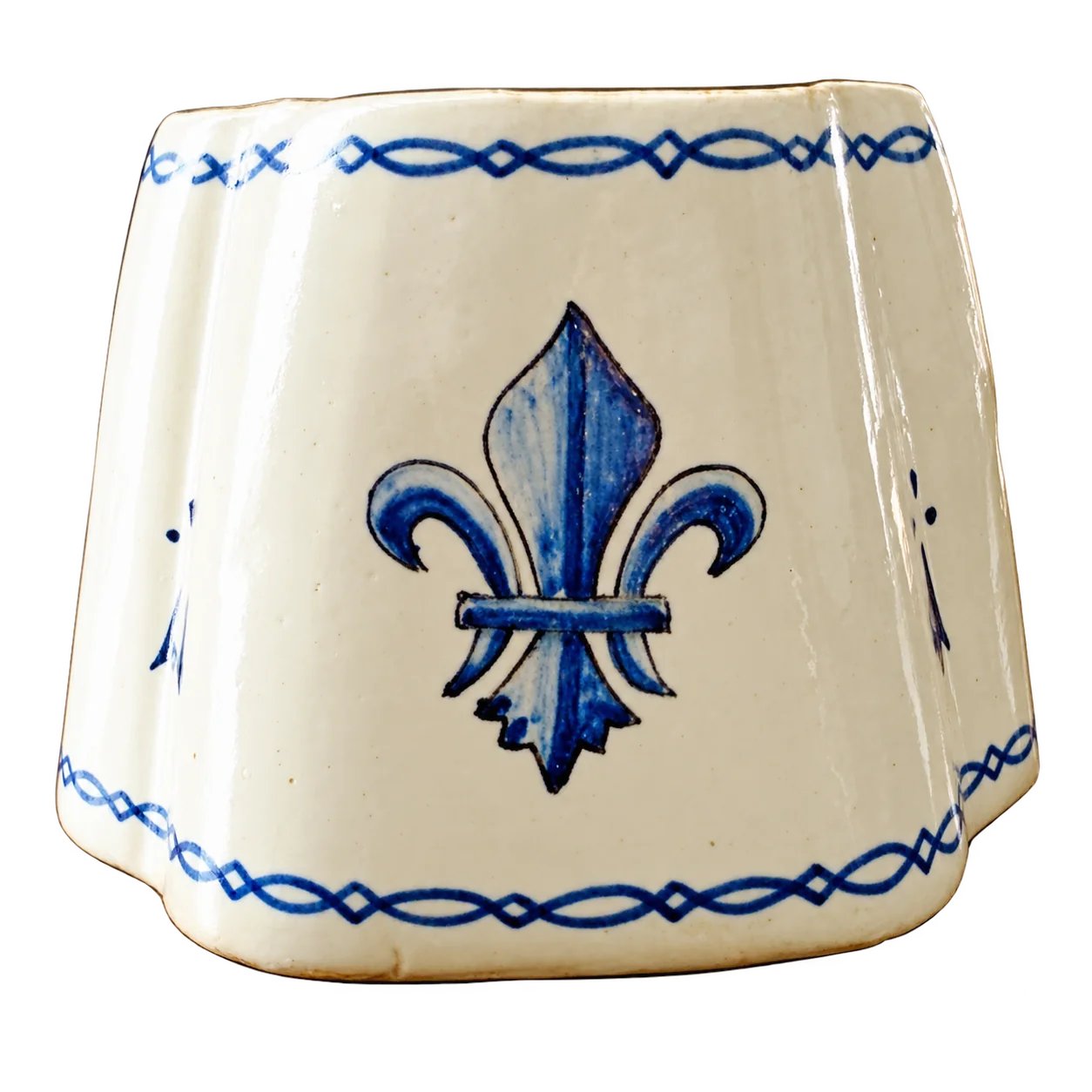 Pot en céramique crème aux angles arrondis, orné d'une fleur de lys bleue peinte à la main et de frises bleues.