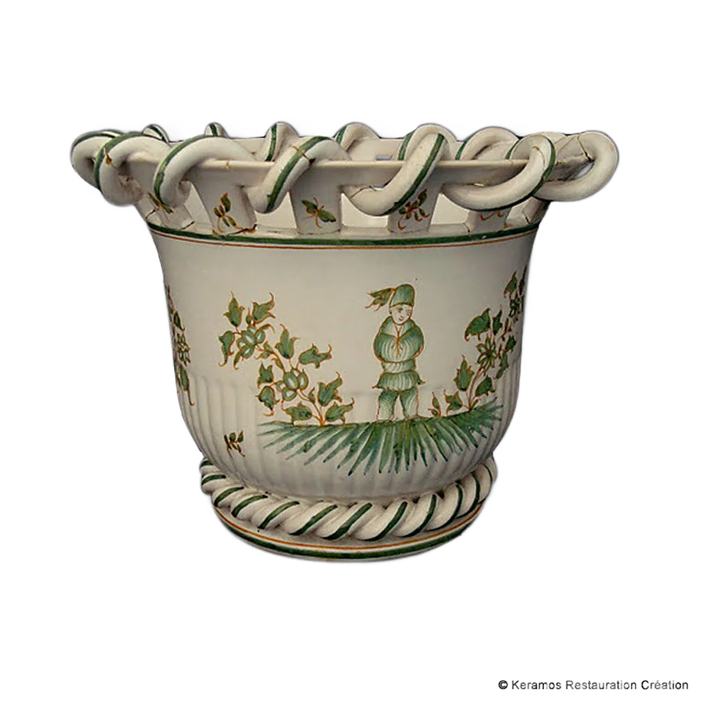 Cache-pot en faïence blanche orné d'un personnage chinois et de fleurs vertes, avec un bord ajouré tressé et un pied en torsade.