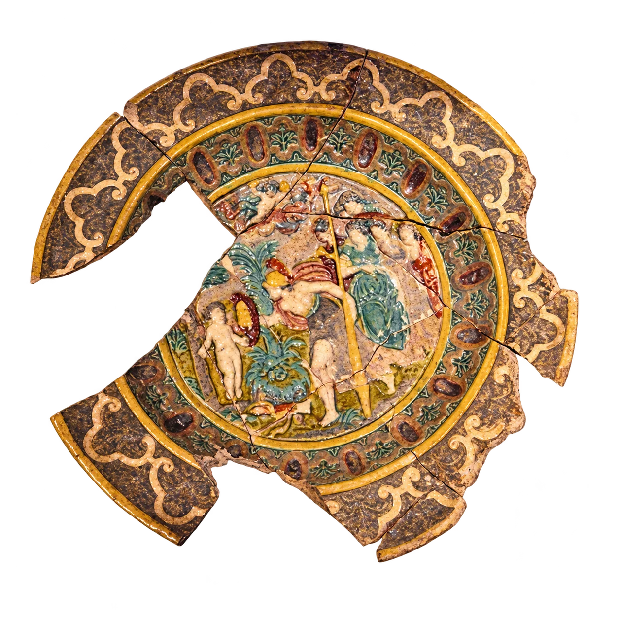 Fragment d'un plat ancien en céramique émaillée, orné d'une scène en relief colorée avec des personnages et d'une bordure à motifs dorés, photographié sur fond blanc.