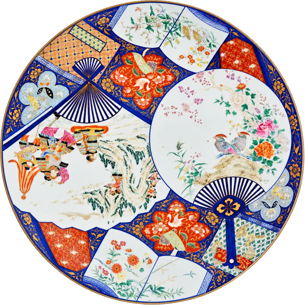 Grand plat en porcelaine japonaise de style Imari, décoré d'éventails, de fleurs, d'oiseaux et de paysages en bleu, rouge et or.