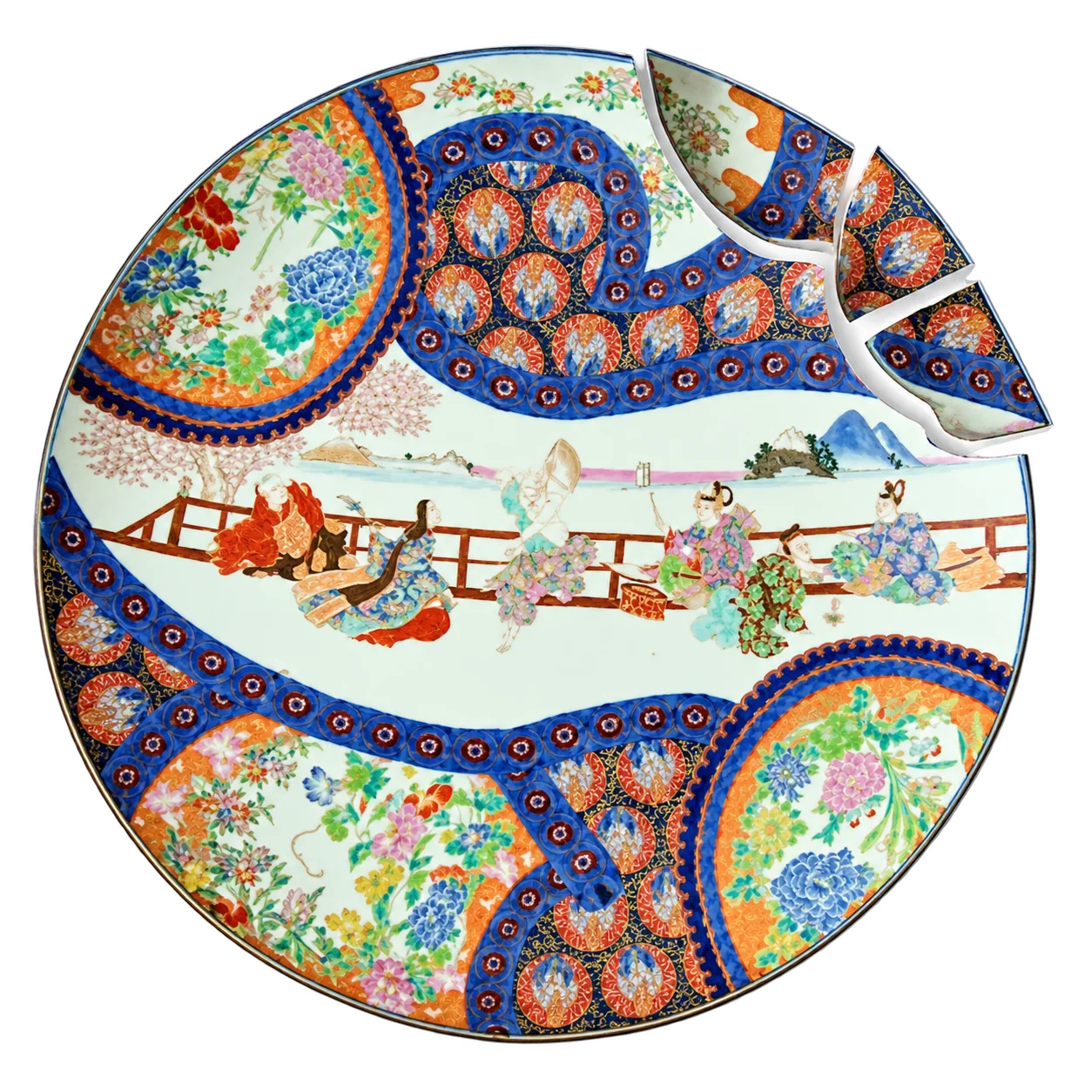 Grand plat rond en porcelaine japonaise polychrome orné de personnages et de motifs floraux, dont trois fragments détachés sont placés au bord supérieur droit.