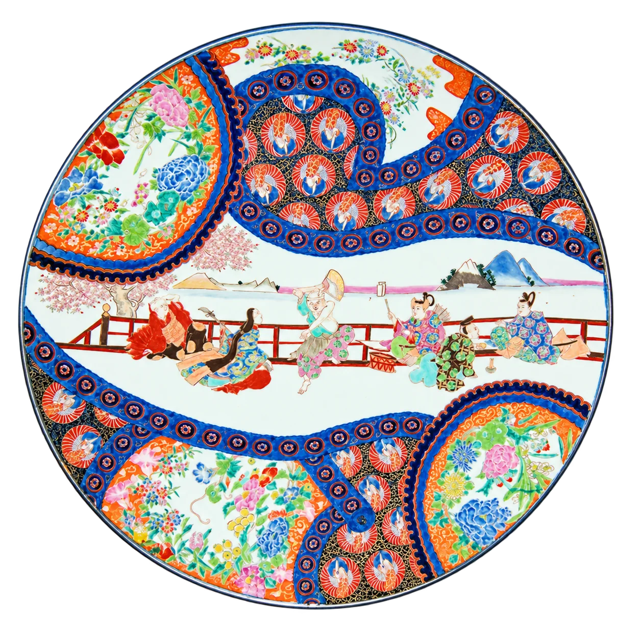 Grand plat en porcelaine décoré de fleurs colorées, de motifs bleus et rouges et d'une scène de personnages en kimono près d'une balustrade.