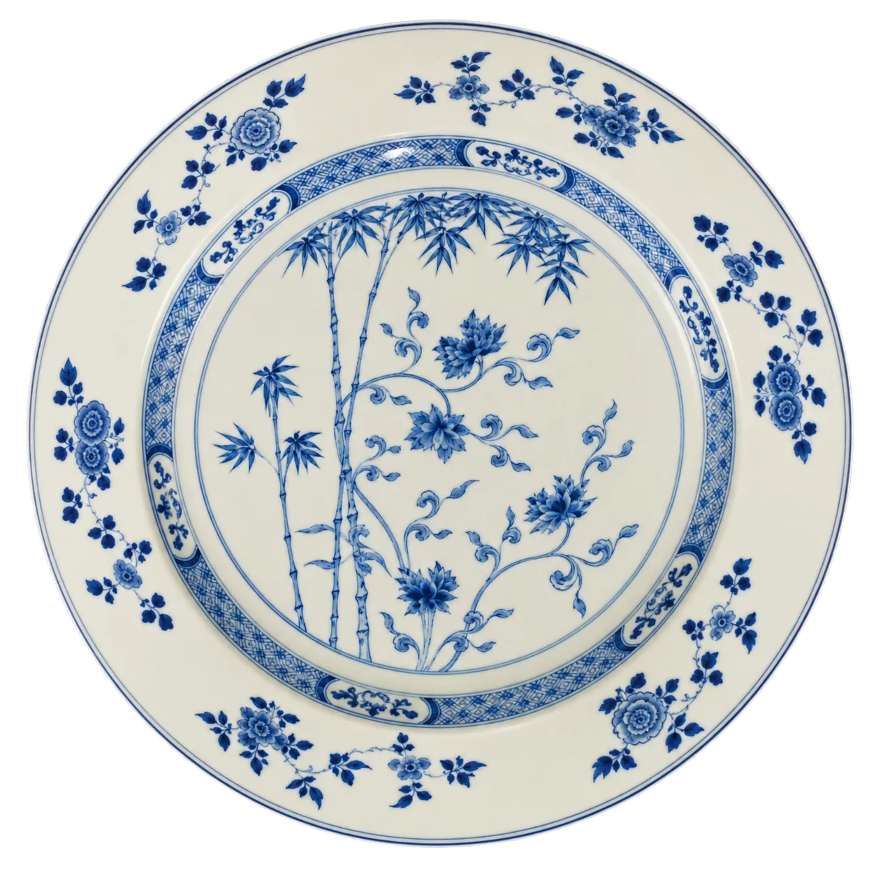 Plat rond en porcelaine blanche orné d'un décor bleu de bambous, de branches fleuries et d'une bordure de motifs floraux, photographié sur fond blanc.