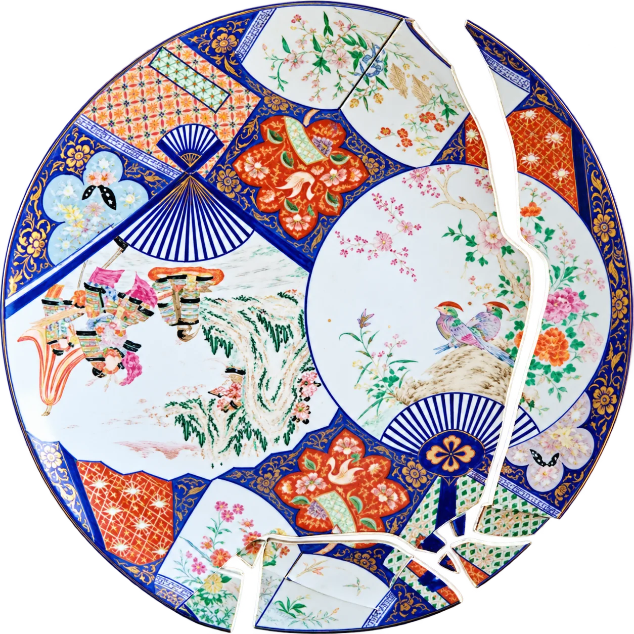 Un grand plat en porcelaine ancienne à décor d'éventails, de fleurs et d'oiseaux dans des tons bleu, rouge et or, fendu en plusieurs fragments.