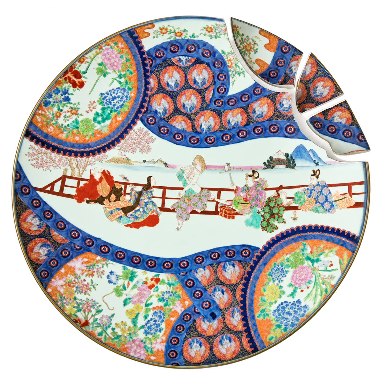 Grand plat rond en porcelaine à décor polychrome de personnages et de fleurs, dont trois morceaux cassés sont séparés en haut à droite.