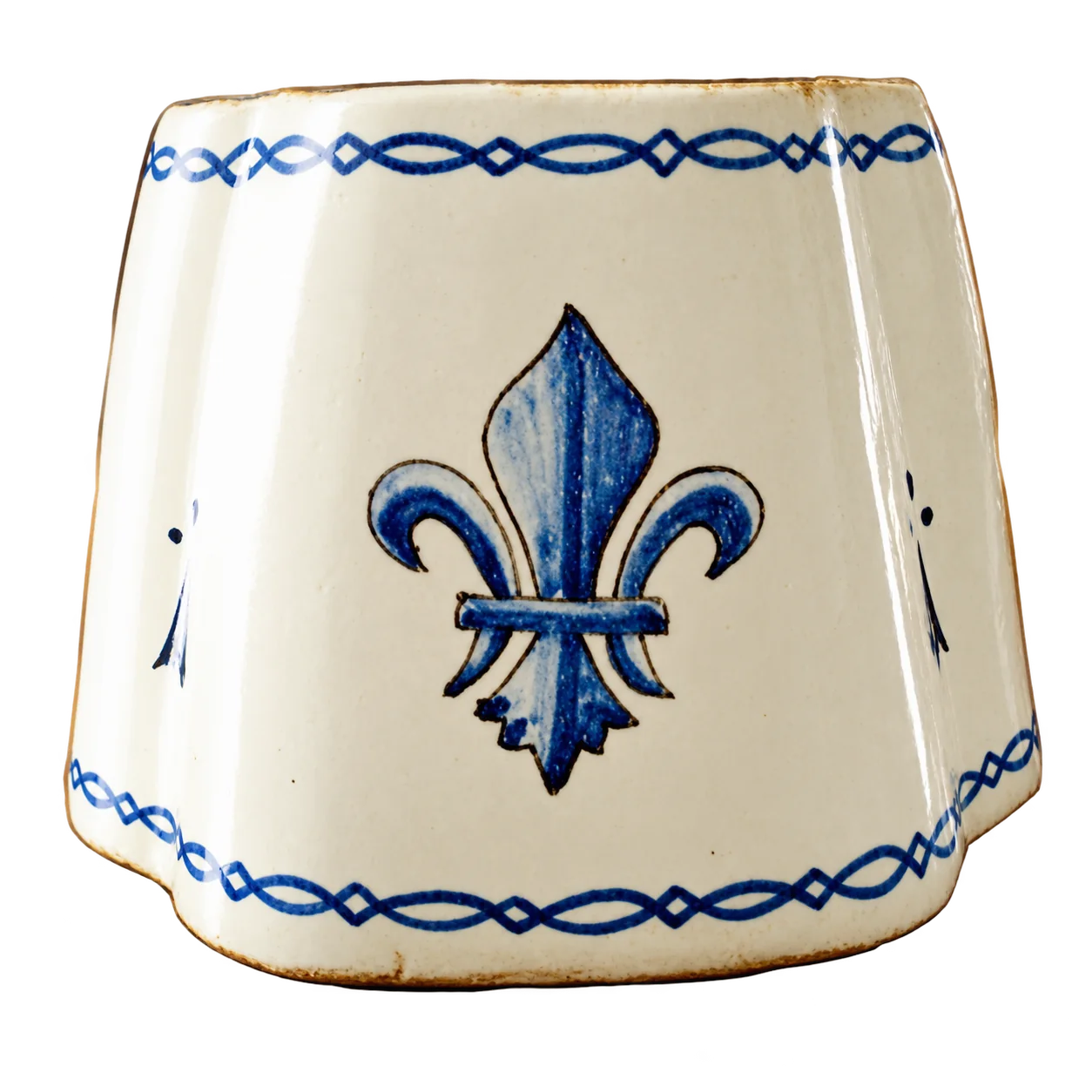 Pot en céramique émaillée blanche à pans coupés, orné d'une fleur de lys bleue peinte à la main et de frises bleues.