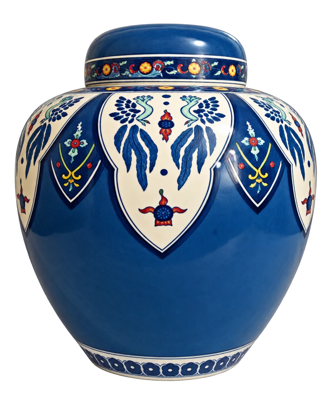 Un pot couvert en céramique bleue, orné de motifs floraux blancs, bleus et rouges, posé devant un fond uni blanc.