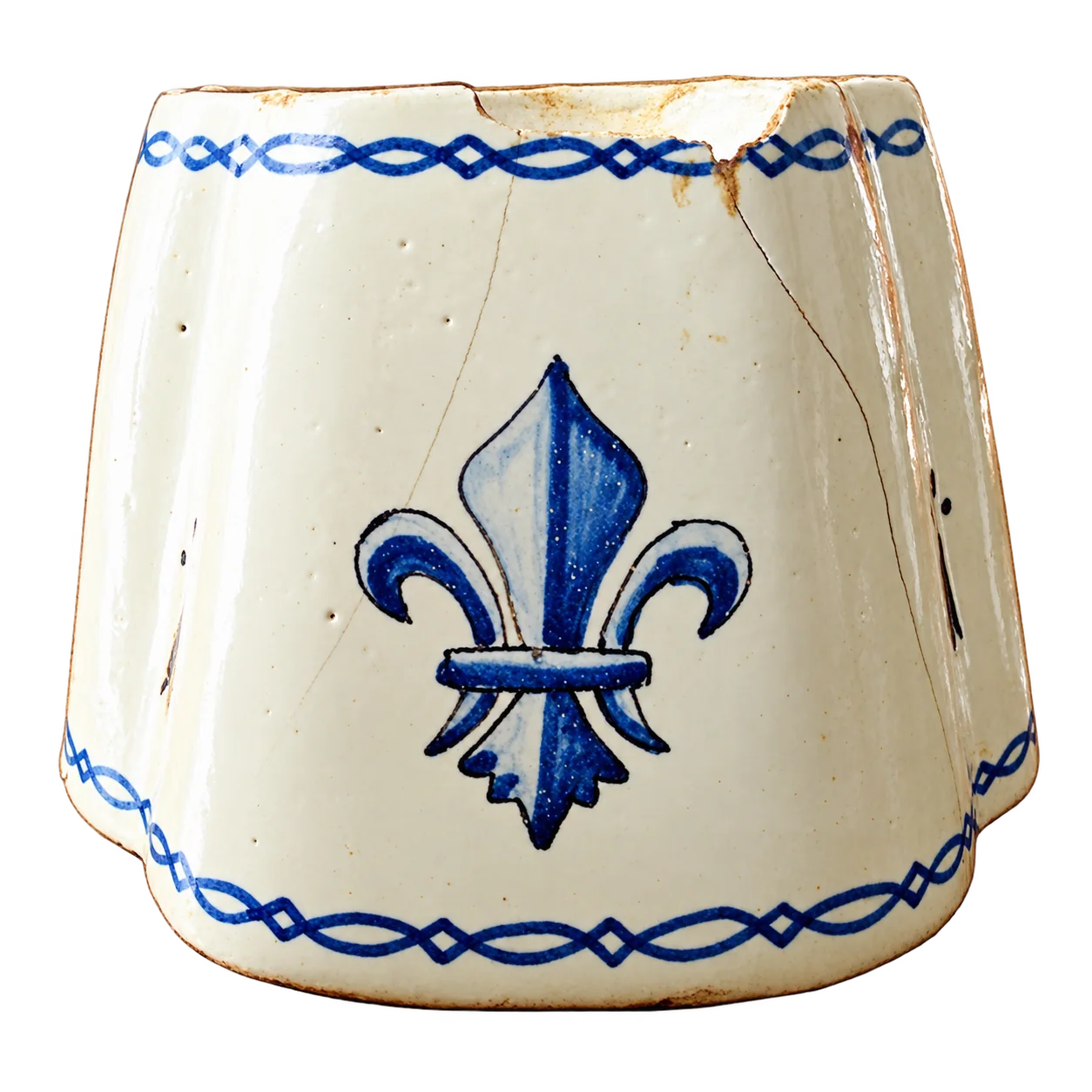 Pot ancien en faïence blanche, ébréché au bord, orné d'une fleur de lys bleue et de frises bleues tressées.