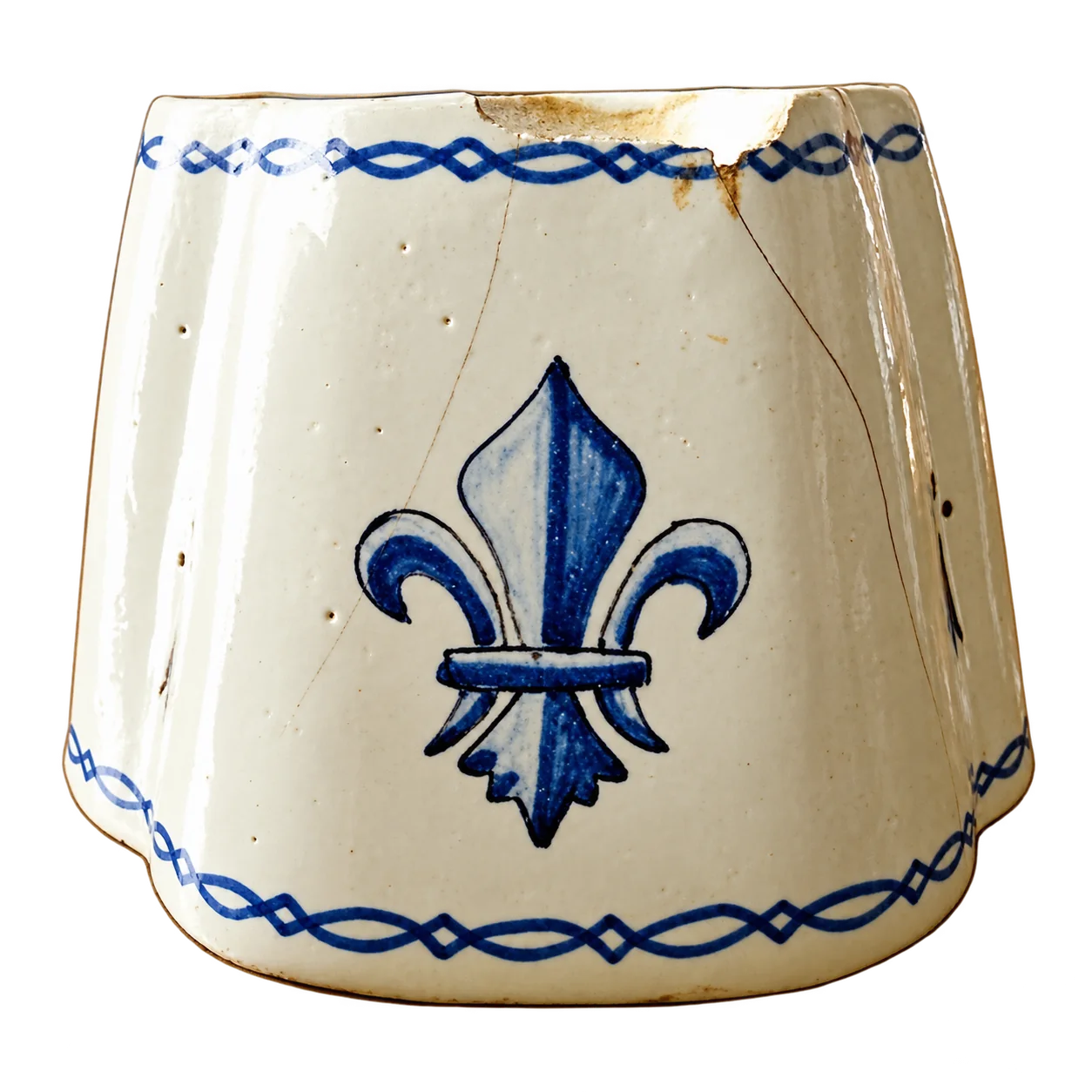 Un ancien pot en faïence blanche ébréché, orné d'une fleur de lys bleue et de frises bleues sur fond blanc.