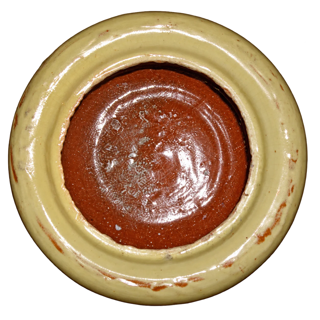 Vue de dessus d'un pot en terre cuite vernissée au bord beige épais et à l'intérieur brun-rouge brillant, sur fond blanc.