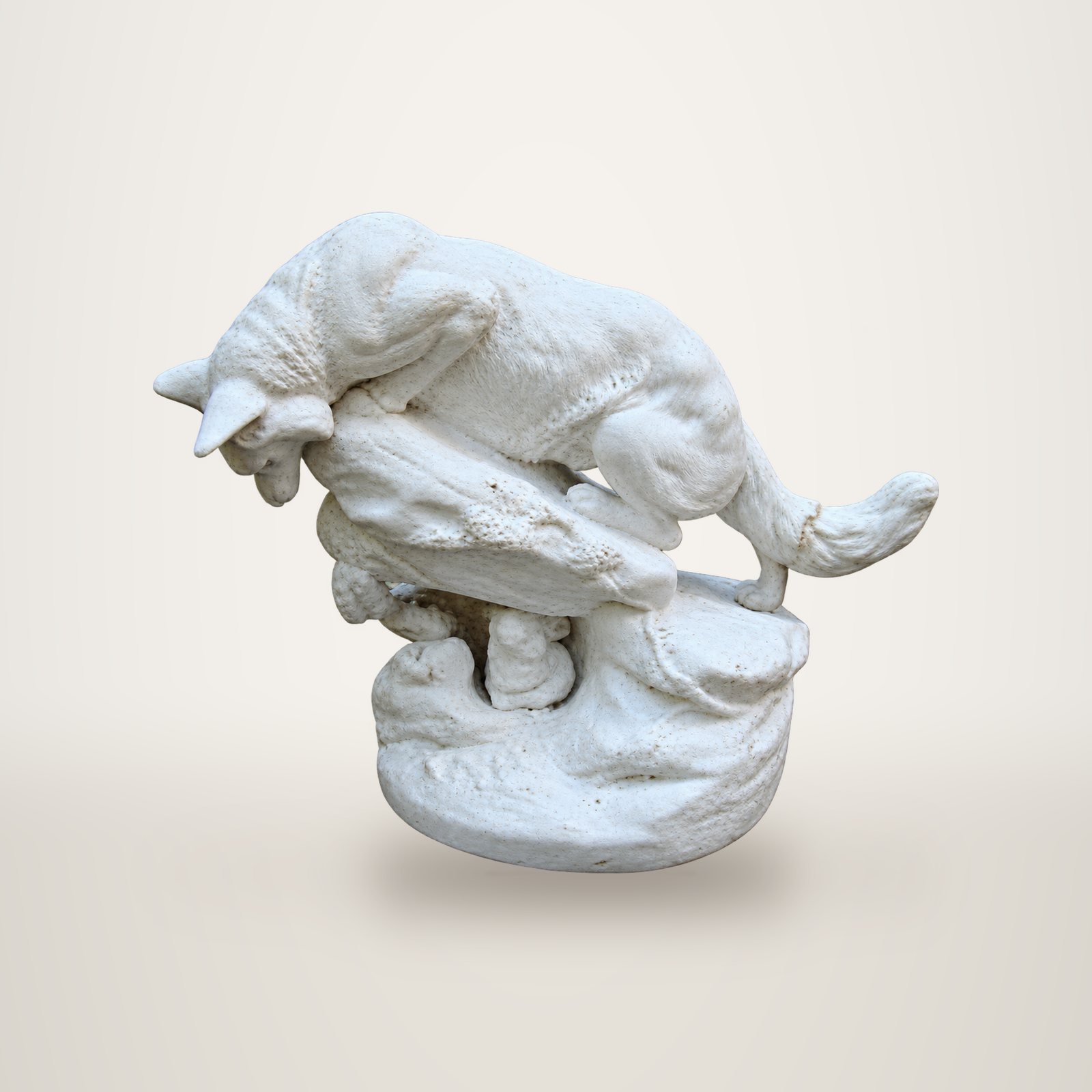 Statuette en matière blanche représentant un renard penché en avant sur un rocher, posé sur un socle ovale, photographiée sur fond blanc.