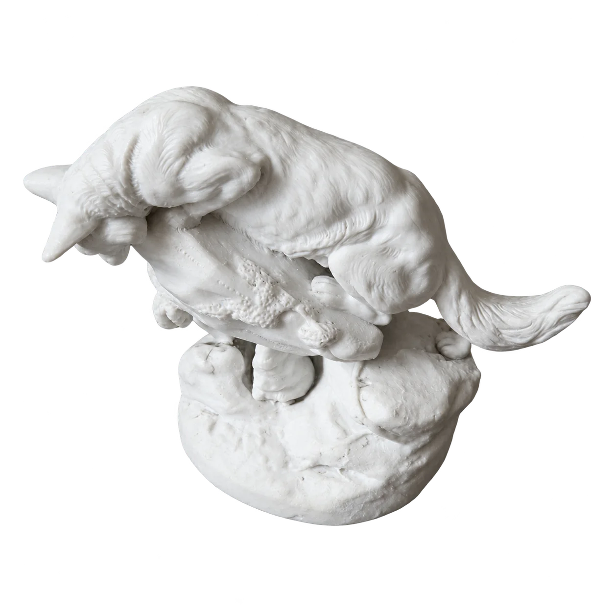 Statuette blanche en biscuit de porcelaine représentant un renard penché sur un tronc, posé sur un socle en forme de rocher.