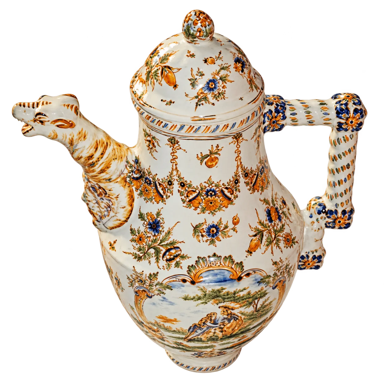 Une verseuse ancienne en faïence blanche à décor floral polychrome, dotée d'un bec en forme de tête d'animal et d'une anse torsadée, photographiée sur fond blanc.
